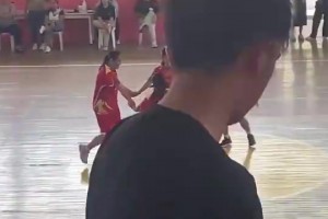 笑死！某女篮比赛惊现四保一战术，就这样还是被对手抢断了