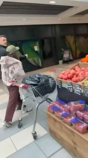 粉丝当街嘲讽扎卡伪造疫苗接种，选手本人情绪激动几欲上前理论