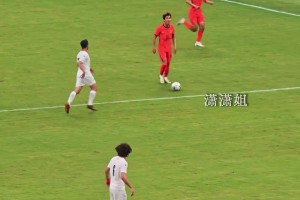 狠人！实拍：塔吉克斯坦球员不断挑衅，韦世豪边带球边怒斥对方