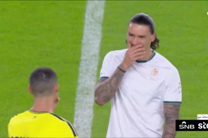 C罗和努涅斯场边捂嘴热聊笑不停，难道是在现场交流射门心得？⚽