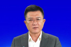 “我上去就给她三拳，朝她脑袋打