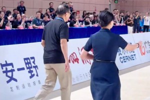 钟南山院士为“南山挑战杯” 篮